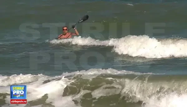 Radu Mazare, salvat de bodyguarzi dupa ce s-a rasturnat intr-un canoe.