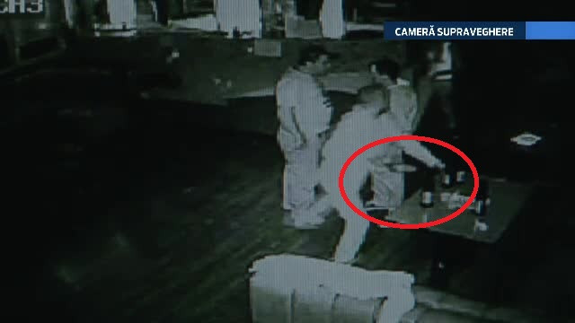 A fost lovit cu o sticla in cap, intr-un bar, dar n-a vrut sa mearga la spital. Dupa 3 zile a intrat in coma si a murit