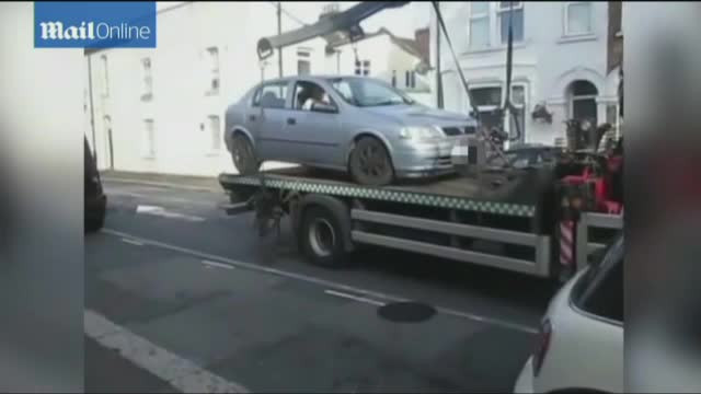 Si-a vazut masina ridicata de o firma de tractare, dar nu s-a resemnat. Ce a facut un sofer ca sa-si recupereze autoturismul