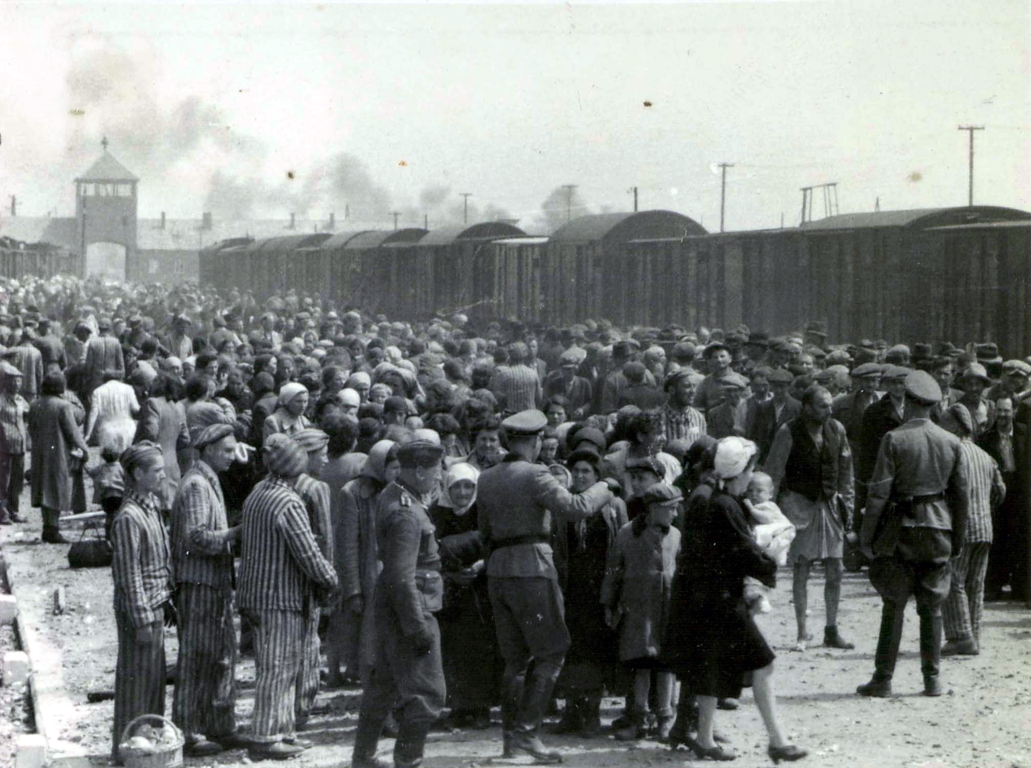 Un fost gardian de la Auschwitz este acuzat in Germania de complicitate la 300.000 de crime