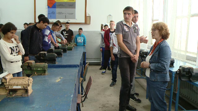 "Am prieteni cu facultate care sunt someri". Motivele care au dus la triplarea numarului de elevi in scolile profesionale