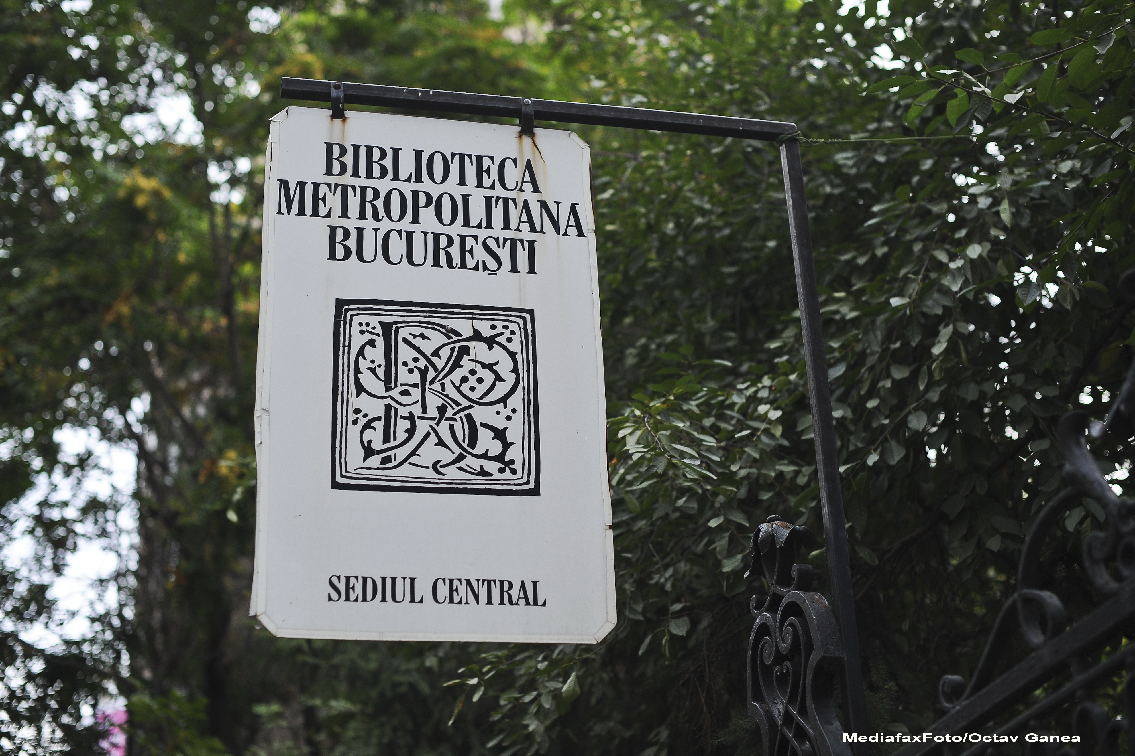 Fostul director al Bibliotecii Metropolitane Bucuresti a fost retinut. El este suspectat de o frauda de 5 milioane de lei