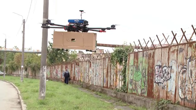 Telefoane mobile introduse ilegal in inchisori cu ajutorul dronelor. Metoda de secol XXI cu care detinutii pacalesc gardienii
