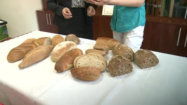 Cum a ajuns painea neagra sa fie cel mai falsificat produs din Romania. Consumam carmin, cacao, caramel sau cenusa de vatra