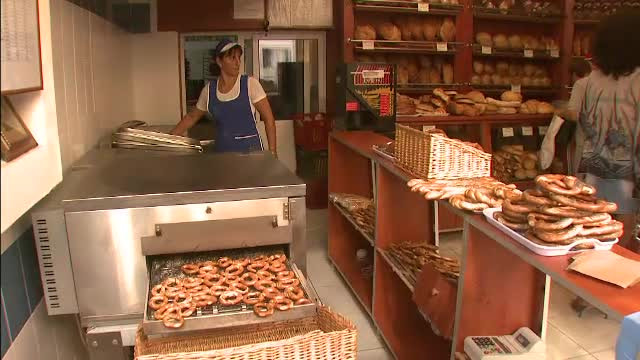 Ponta cere scaderea TVA si la legume, fructe si carne dupa reducerea de la paine. "Responsabilitatea va fi a noului Guvern"