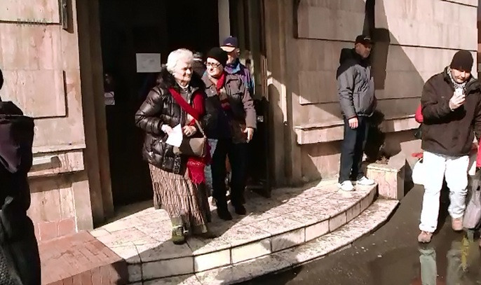 Pensionarii care inca lucreaza la stat pot primi din nou si pensia si salariul. Cum isi motiveaza alesii PSD decizia