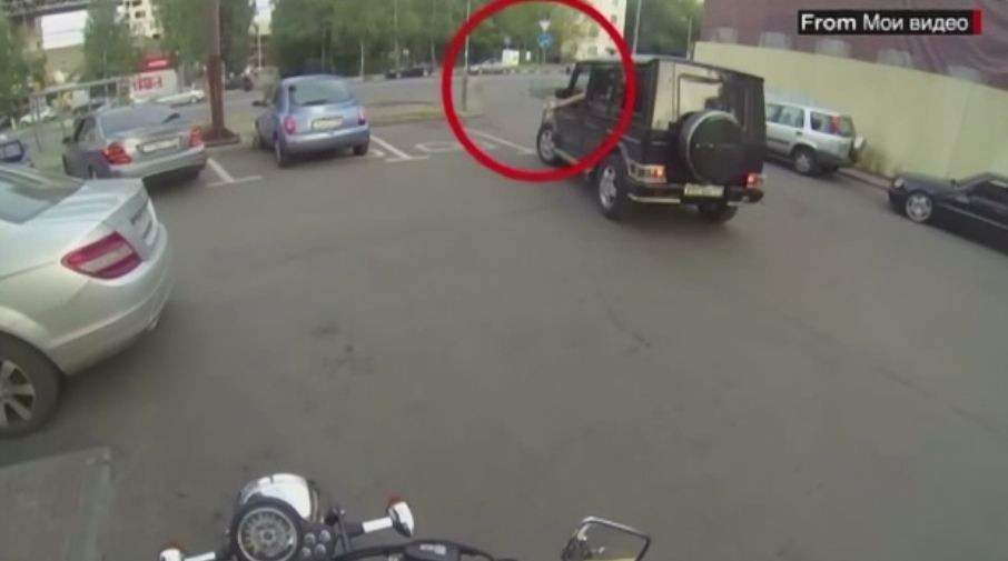 O motociclista din Rusia a luat justitia in mainile proprii. Cum ii pedepseste pe soferii care arunca gunoi pe geamul masinii