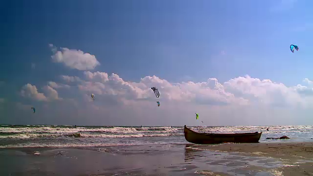 Litoralul ajunge toamna raiul pasionatilor de kitesurfing. Cat ii costa pe cei curajosi un astfel de hobby