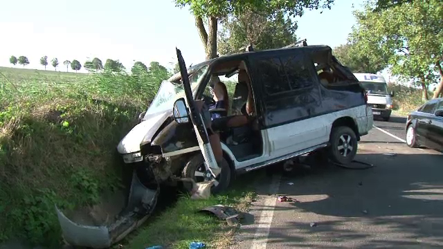 Cinci oameni au ajuns la spital dupa ce soferul unui microbuz a pierdut controlul si s-a rostogolit pe sosea in Tulcea