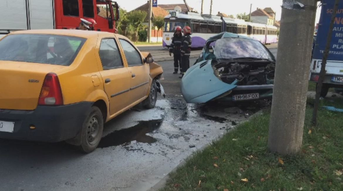 A incercat sa intoarca masina pe o linie de tramvai din Timisoara. Manevra periculoasa era sa-l coste viata