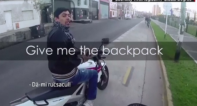 Turist blocat de un motociclist in Argentina si amenintat cu pistolul pentru a renunta la rucsac. Cum s-a incheiat totul
