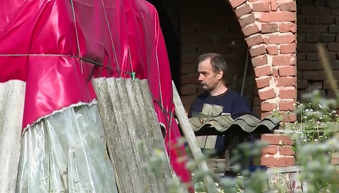 Un barbat din Dambovita si-a ingropat mama in curtea casei. Cum si-a motivat fapta in fata politiei care-l banuieste de crima