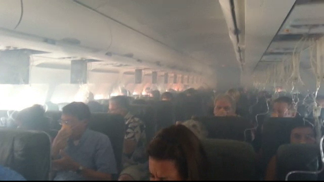Momente de groaza pentru cei 142 de pasageri ai unui avion Jet Blue. Au aterizat de urgenta dupa ce un motor a luat foc