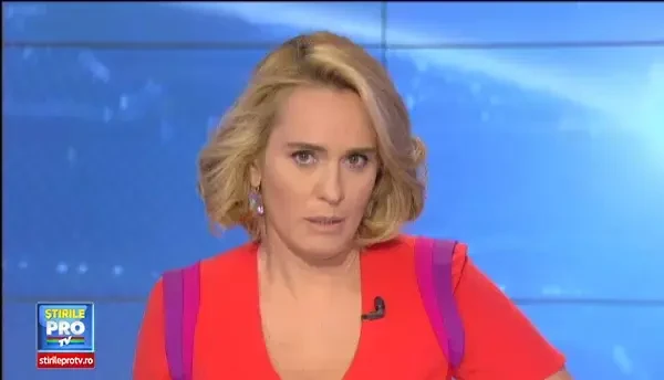 IMAGINI camera de supraveghere. Un sofer si fetita lui, la un pas de moarte din cauza unor cai uitati in mijlocul drumului