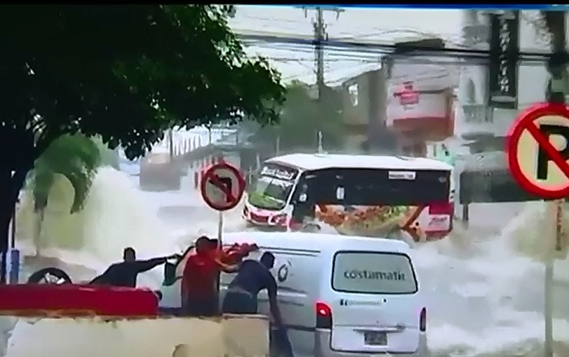 Viitura rapida in orasul natal al Shakirei. Pasagerii unui autobuz au trait momente de groaza cand masina a fost luata de apa