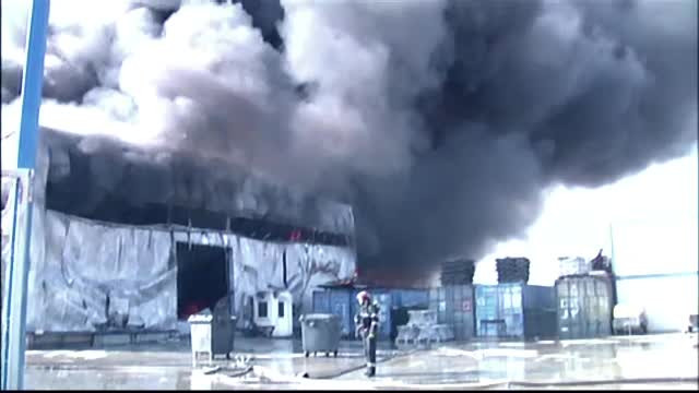 Pompierii au alergat disperati dupa apa in timp ce un incendiu a distrus doua hale in Bucuresti