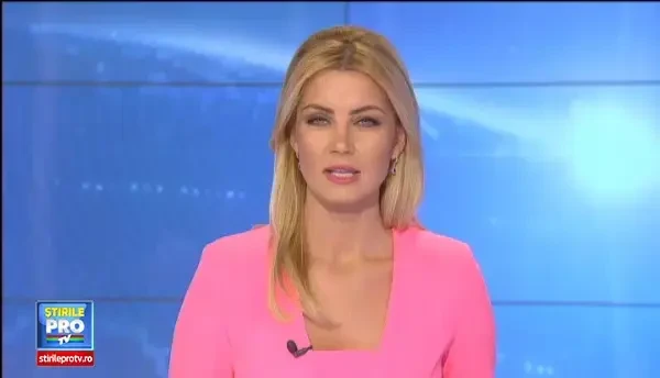 Operatiunea de salvare inedita. O jurnalista i-a venit in ajutor cu o umbrela unui tatu aflat in pericol de inec