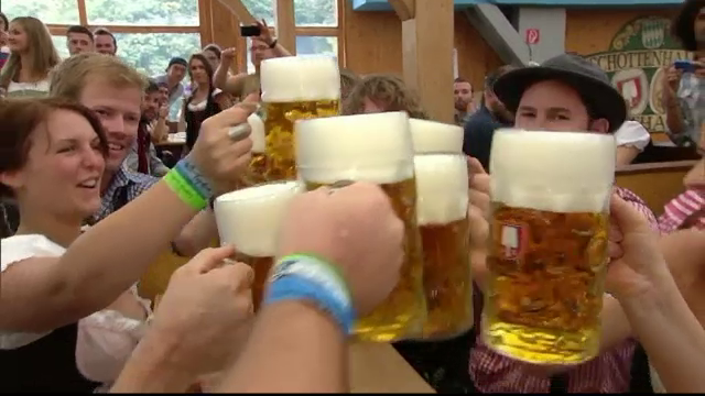 Oktoberfest, unde berea este vedeta absoluta, a inceput la Munchen. 6 milioane de oameni sunt asteptati la sarbatoare