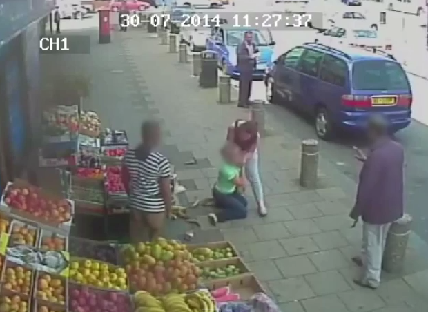 Femeie trasa de par si atacata cu salbaticie pentru ca i-a spus unei soferite ca a blocat strada. VIDEO