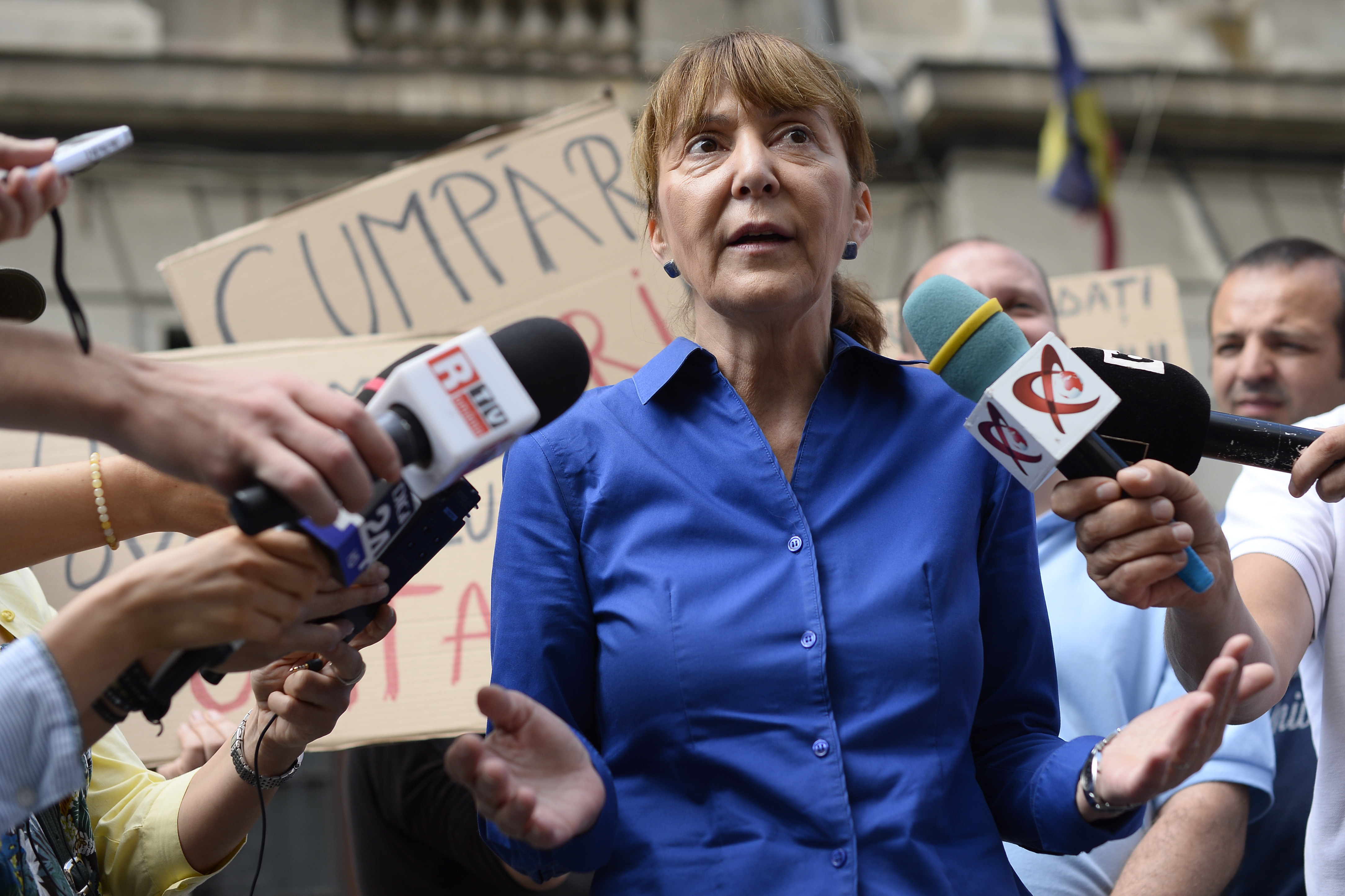 Macovei si-a depus candidatura la presedintie cu 300.000 de semnaturi. O oglinda si popcorn, cadou pentru Ponta si Iohannis