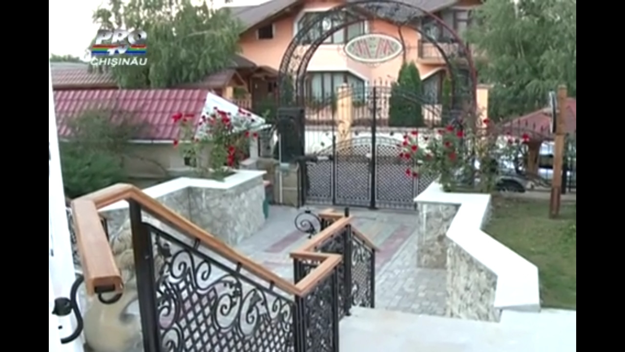 Casa cu lei la intrare si ingeri pictati pe tavan. Ce a gasit o echipa ProTV Chisinau in casa Episcopului de Balti si Falesti