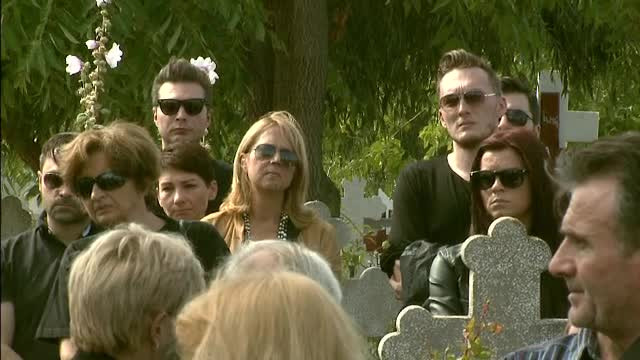 Claudiu Roman a fost inmormantat cu o slujba sumara. Intrebarea "De ce?" a fost pe buzele rudelor si prietenilor