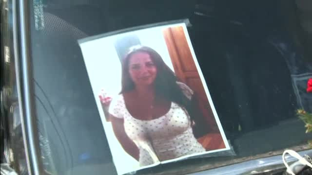 Sicriu acoperit cu flori pentru asistenta de 38 de ani din Mogosoaia ce a fost ucisa de fostul sot intr-o criza de gelozie