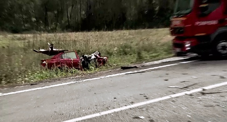 O femeie si-a pierdut viata dupa ce a intrat cu masina sub un TIR. Martorii spun ca victima nu avea viteza