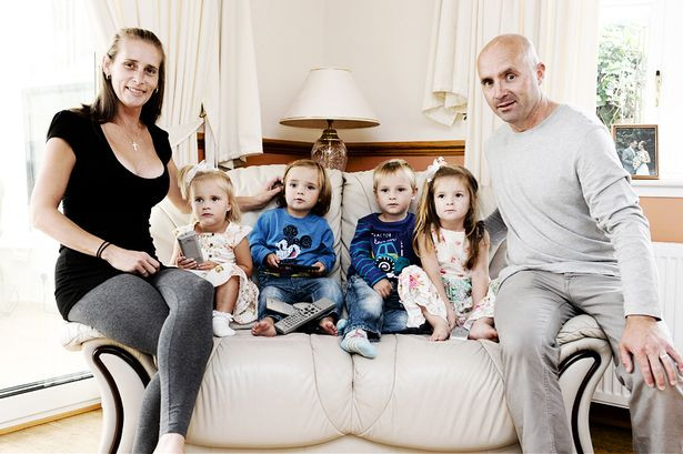 O femeie a nascut in mai putin de un an doua perechi de gemeni. "Nici nu credeam ca mai poate fi posibil la varsta mea"