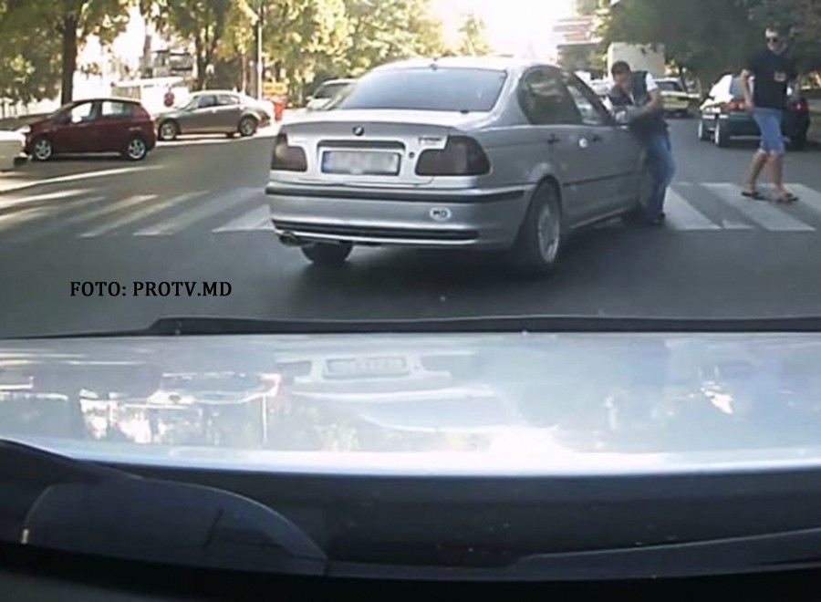 Smecher cu BMW, varianta de Moldova. A intrat INTENTIONAT intr-un pieton care traversa regulamentar