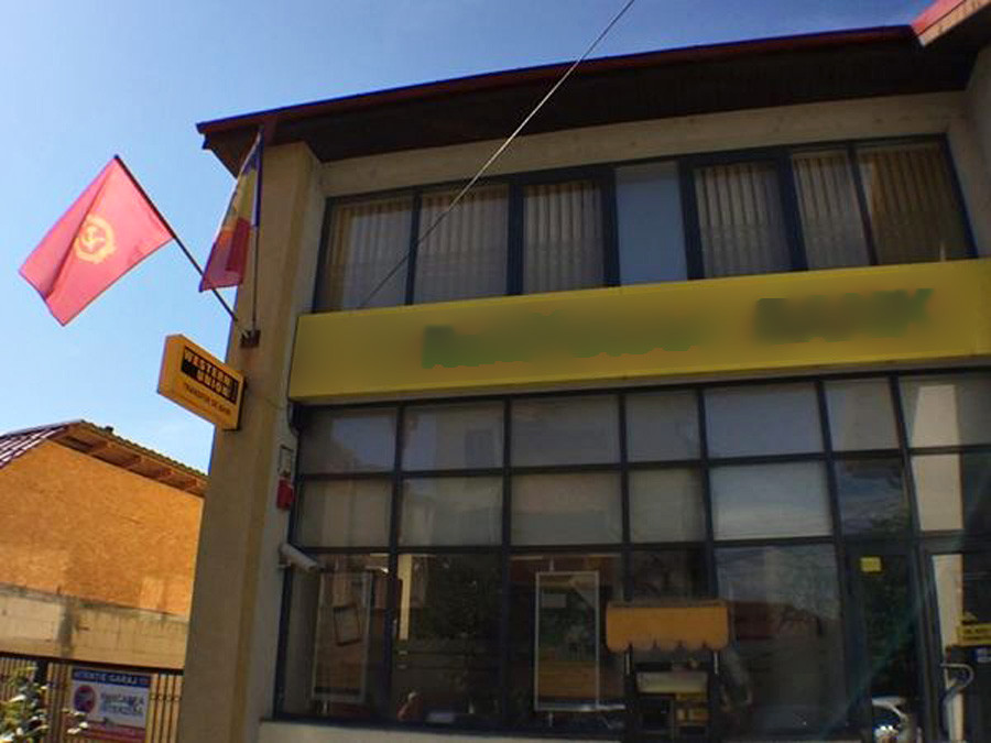 Reactia bancii care s-a trezit cu steaguri comuniste pe sediu. "Cladirea este inchiriata, iar proprietarul le-a montat"