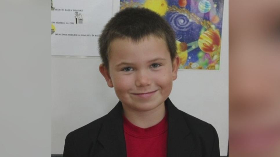 Mihai, copilul de 8 ani care a ajuns la spital dupa ce o poarta de fotbal s-a prabusit peste el, in stare critica