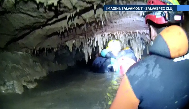Exercitiu de salvare la pestera Humpleu. Speologii au reusit in 8 ore sa slaveze o persoana blocata in subteran