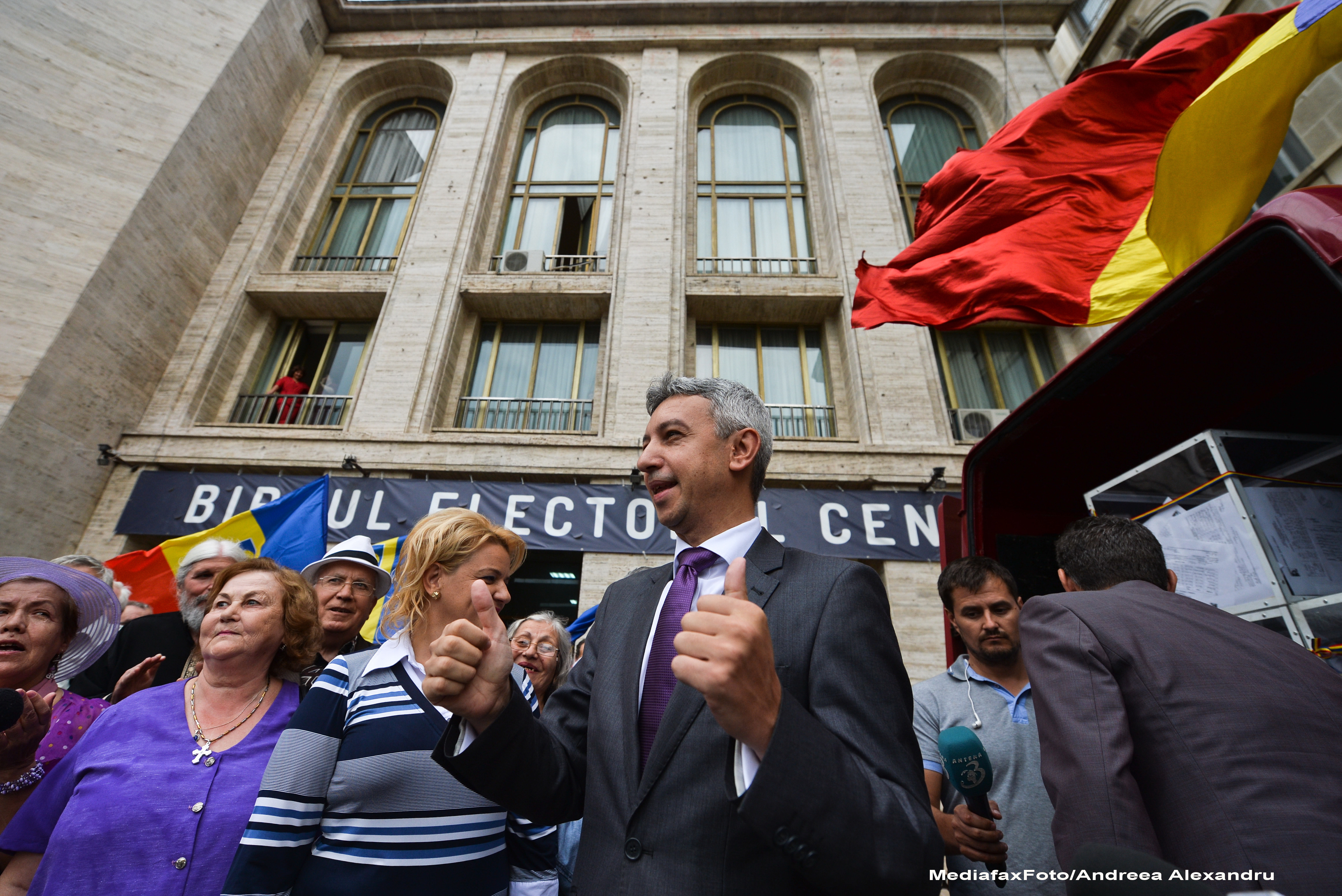 Dan Diaconescu si-a depus candidatura la BEC: ”Sunt singurul cu terminatia «escu», iar statistica nu s-a inselat niciodata"