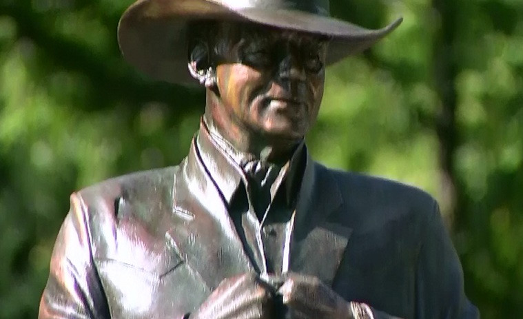 Larry Hagman, comemorat in Texas printr-o statuie, care seamana izbitor ca postura cu personajul interpretat in Dallas