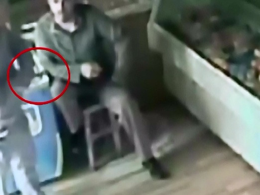 Caz aberant in Romania. Un barbat filmat in timp ce loveste de doua ori cu cutitul o alta persoana, cercetat IN LIBERTATE