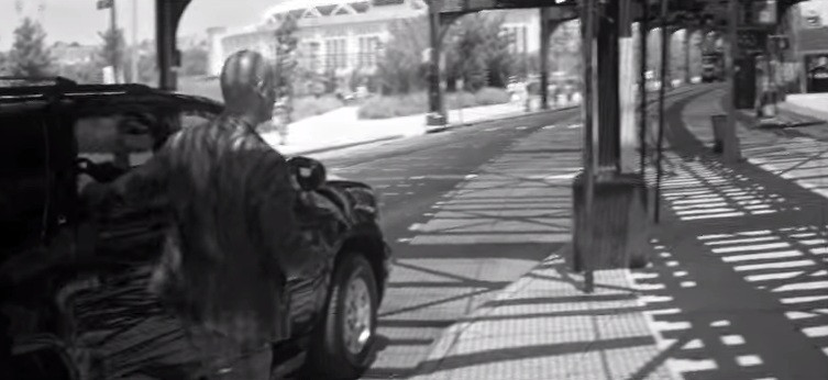 Ce se intampla cand idolul unui oras coboara din masina in cartierul care l-a facut celebru. "De-aici, o iau pe jos"