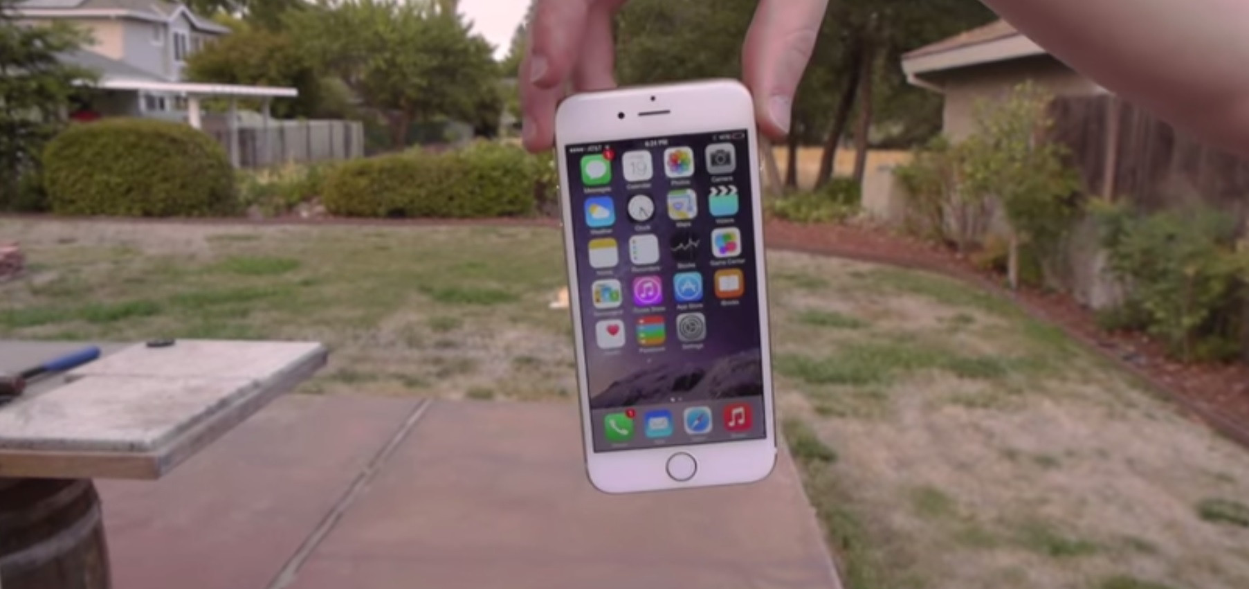 Experiment facut de un internaut. Care dintre telefoanele Apple rezista cel mai bine la impactul cu cimentul. VIDEO