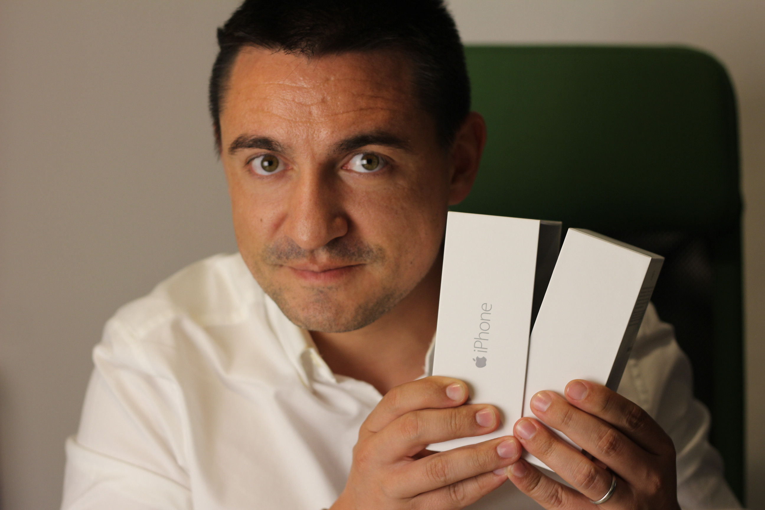 iPhone 6 "hands-on" la iLikeIT. George Buhnici il compara cu telefoanele de top pe Android