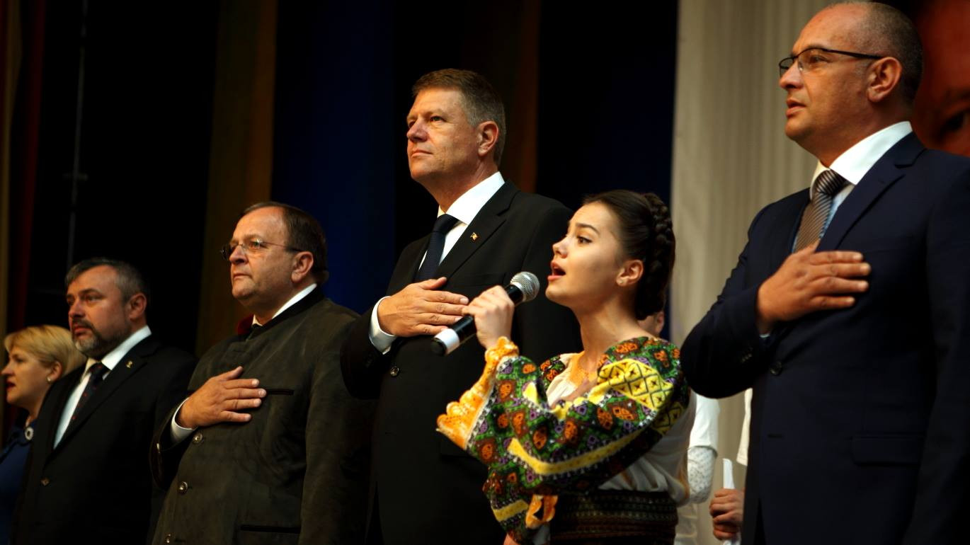 Iohannis ataca electoral Suceava. Flutur a fost imbracat in costum bavarez, Turcanu in costum national, iar Orban a cantat