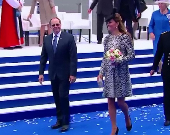 Ducesa de Cambridge va naste gemeni. Tabloidele din Marea Britanie scriu ca micul print va avea doua surori