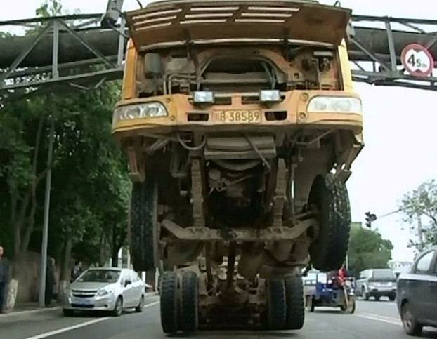 Accident bizar intr-un oras din sud-vestul Chinei. Cum a fost gasita o auto-basculanta