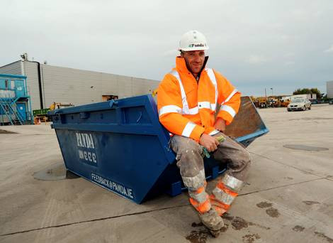 Un muncitor roman din Dublin a returnat suma de 3.000 de euro gasita intr-un container. Reactia proprietarei