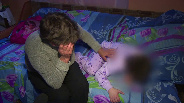 Fata cu grav handicap, tinuta intr-o mizerie crunta, a fost luata din familie. Mama ei a pierdut ajutorul social