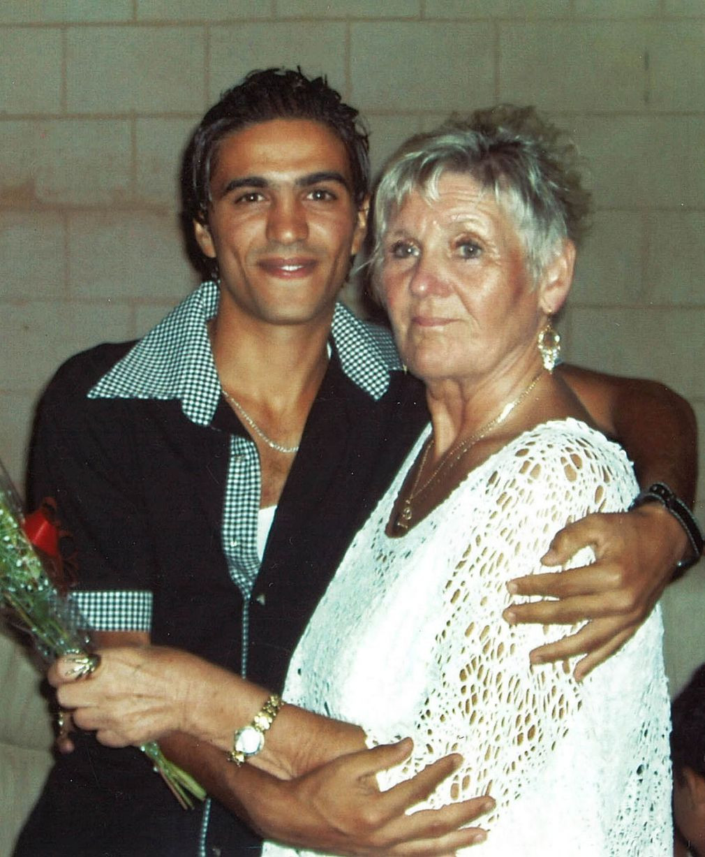 O englezoaica de 70 de ani s-a casatorit cu un chelner tunisian de 21 de ani. "A fost o atractie instantanee intre noi"