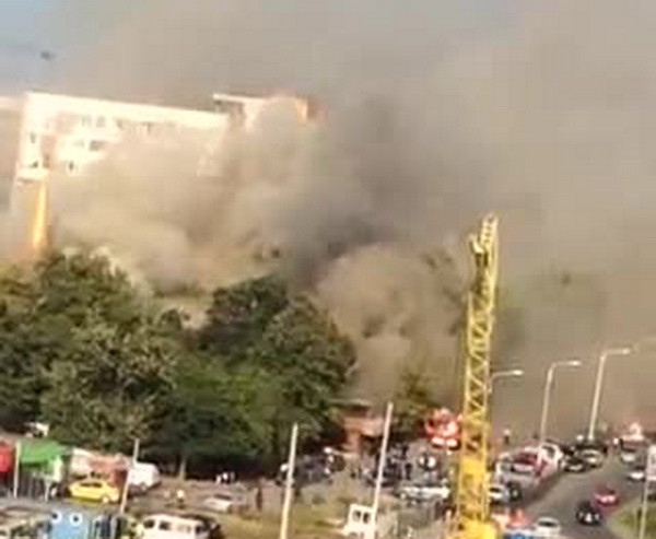 Incendiu puternic in cartierul Drumul Taberei din Bucuresti. Flacarile au ajuns la o biserica de lemn din apropiere