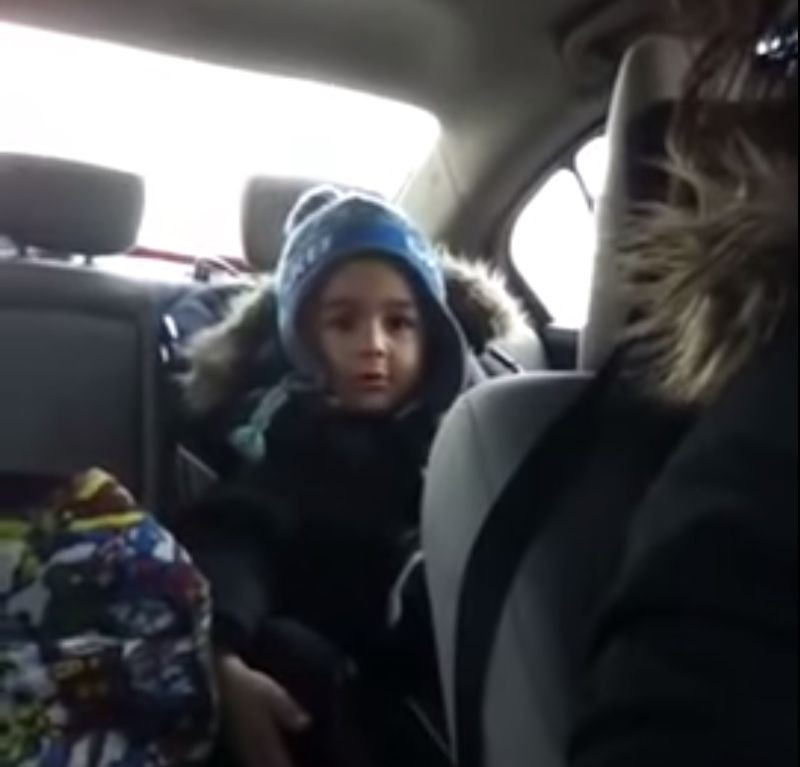 Reactia unui pusti de 4 ani cand afla ca fata de care ii place vorbeste si cu alti baieti. VIDEO