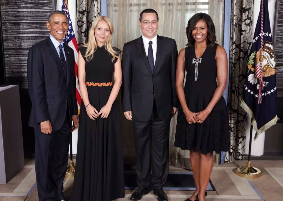 Premierul Victor Ponta s-a pozat alaturi de Barack Obama: "Am fost total eclipsati de doua doamne superbe"