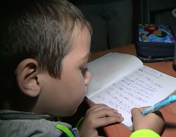 Zeci de familii traiesc ca in Evul Mediu la Galati. Oamenii nu au curent electric din cauza restantelor foarte mari