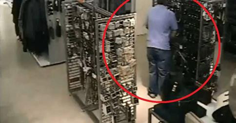 Gestul rusinos facut de un barbat intr-un magazin. Clientii au fost prea socati pentru a reactiona. VIDEO